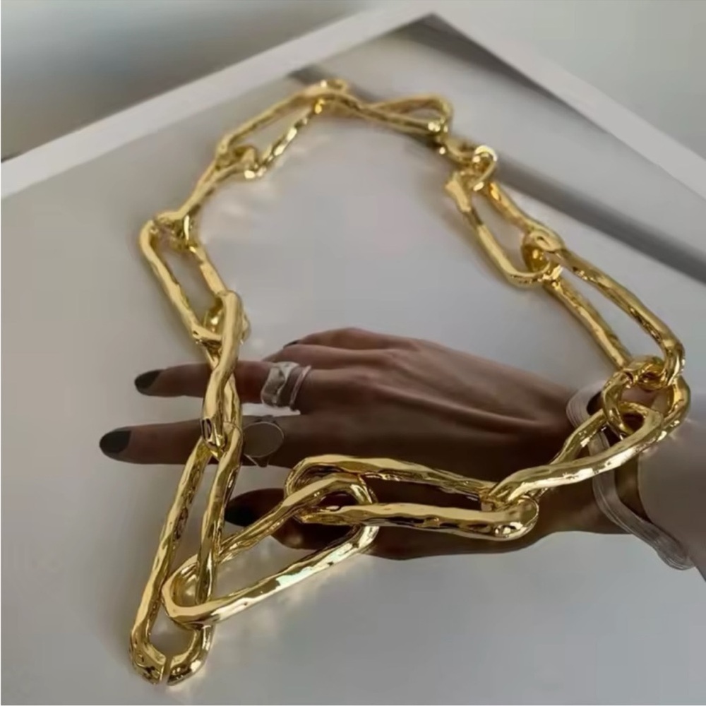 NEW 18k GOLD PLATED TWISTED CHUNKY CHAIN CHOKER/SHORT NECKLACE IRREGULAR SHAPE - Picture 3 of 3